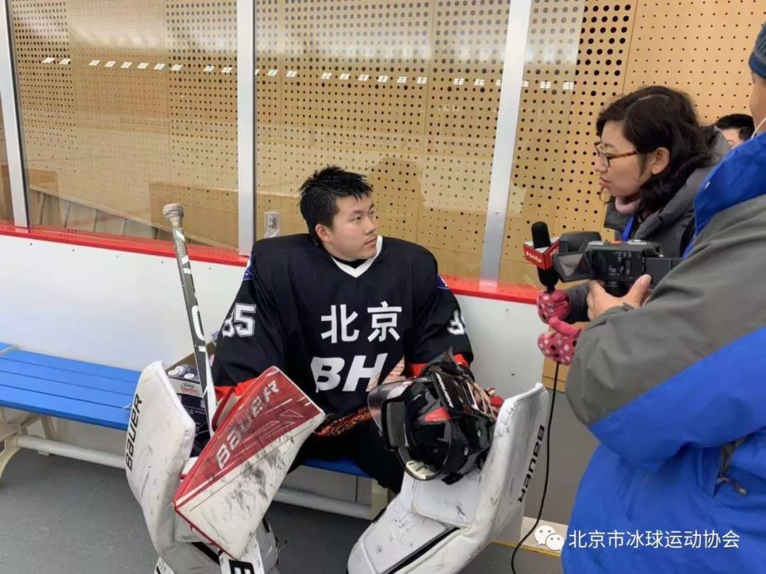 包含冰球赛后采访曝光，内幕引发热议的词条
