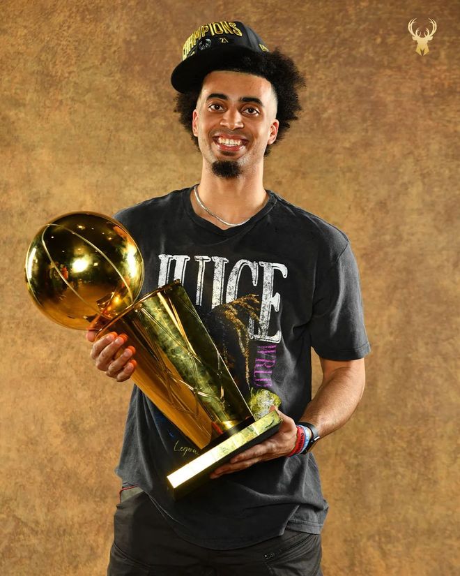 爱游戏下载-雄鹿横扫独行侠，霍勒迪刷新纪录