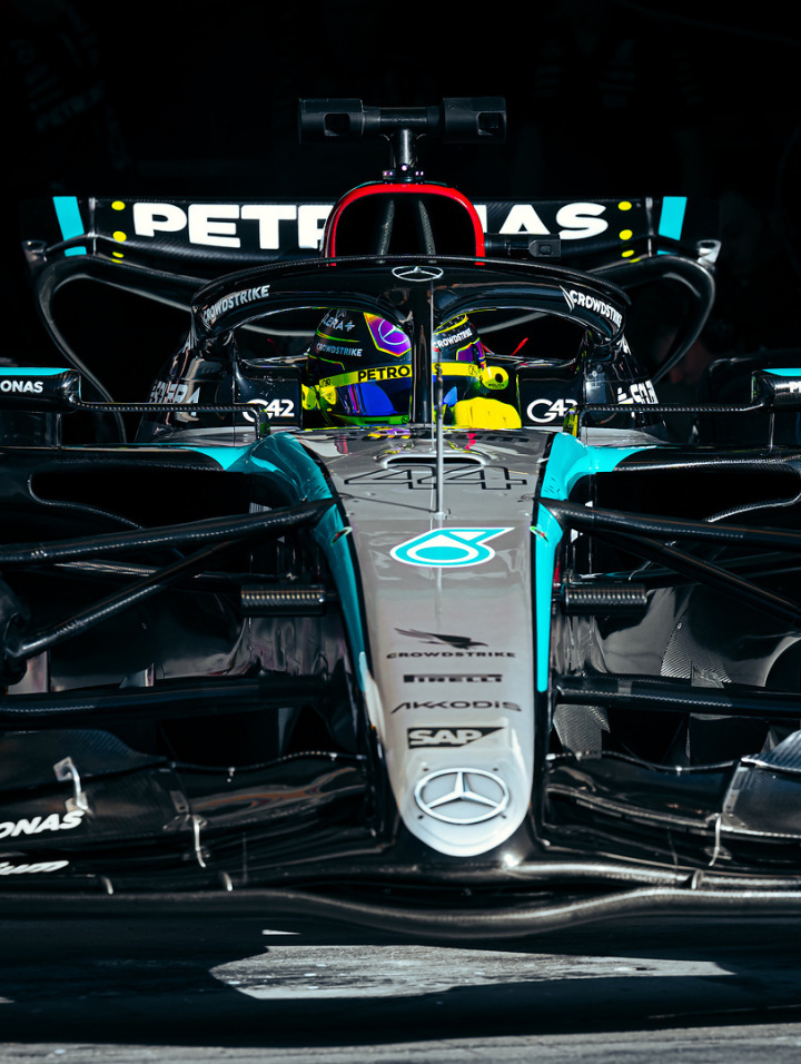 爱游戏-雷诺车队鏖战红牛车队，汉密尔顿高光表现